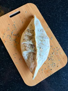 Empanada de Choclo, Tomate  y Queso con Cubierta de Orégano