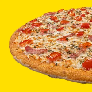 Pizza Italiana con jamón, tomate, un toque de orégano y parmesano, queso mozzarella y salsa de tomate.