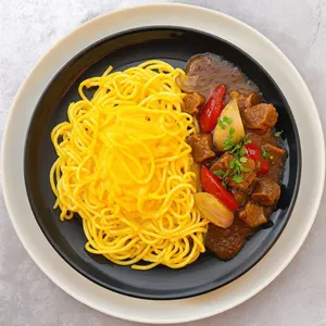 Spaghetti a la huancaína con lomito
