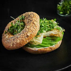 Bagel de huevo y aguacate