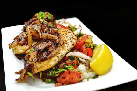 Pollo msakhan con guarnición
