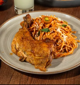 Tallarines rojos con Pollo