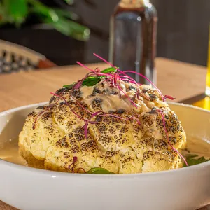 Coliflor a la Brasa con Crema de Queso Azul y Vino