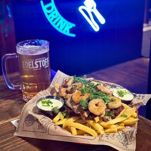 Chorrillana mar y tierra