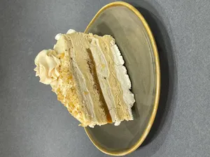 Porción Torta Helada Merengue Lúcuma Manjar Nuez
