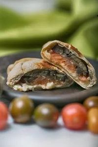 berenjena con tomates asados y queso