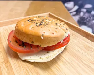 Hallulla Caprese