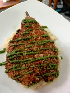 Milanesa de berenjena con hummus