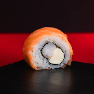 Sake Ebi Roll Golden envuelto en salmón, relleno de camarón y queso crema. Sakai Sushi Providencia.