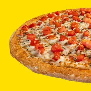 Pizza Napolitana con tomate, un toque de orégano y parmesano, queso mozzarella y salsa de tomate.