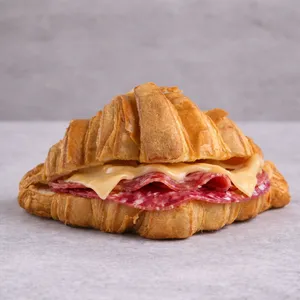 Croissant salame queso