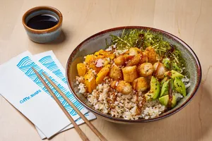 Bowl Tokyo – Camarón Crunchy, Mango y Queso Crema