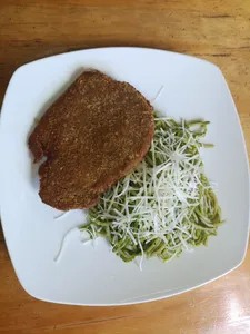 Milanesa de seitan con pure de brocoli y salsa pomodoro