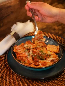 Ravioles con salsa boloñesa