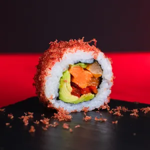 Carrot Bliss Roll Vegano envuelto en crujiente betarraga frita, relleno de zanahoria confitada, pimentón y palta, con topping de puntos spicy vegana. Sakai Sushi Providencia.