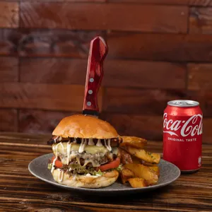 Combo Burger Clásica  + Papas fritas + Bebida