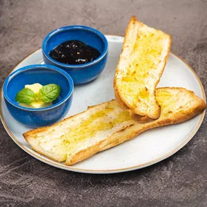 Tostadas con Mantequilla y Mermelada