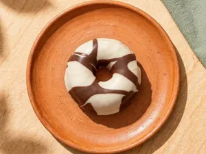 Dona Cubierta de Chocolate Blanco