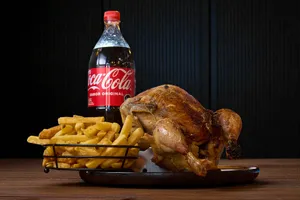 Pollo Entero con Papas XL y Bebida 1.5 Lts.