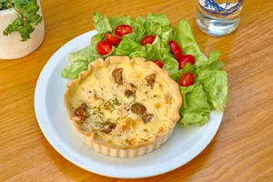 Quiche con mini ensalada