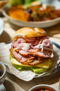 De jamón del norte, chanchito al cilindro, queso y encurtidos