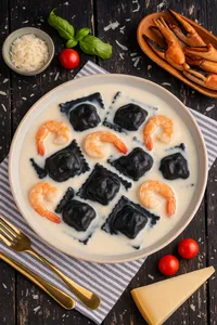 Capelli al Nero di Seppia con Chupe de Jaiba (2 platos) (Crema de Camarón))
