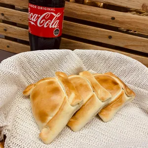 3 empanadas y bebida 1.5 lt.