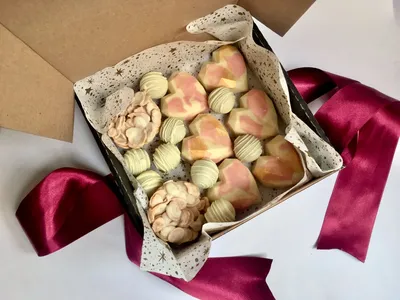 Treat box con cheesecakes de corazón y chocolates