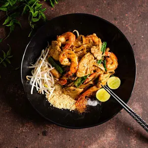 Pad thai con camarones y pollo.