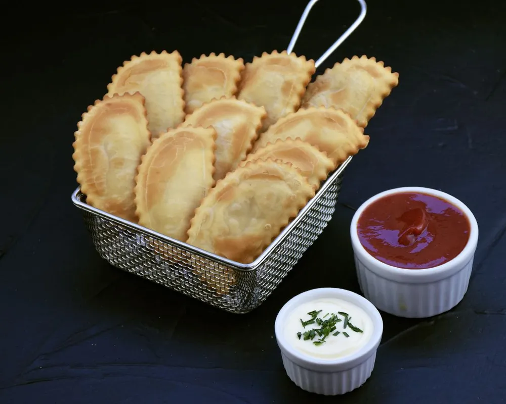 Empanadas Media Luna de Queso + 1 Salsa