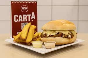 Patrio especial + papas nativas