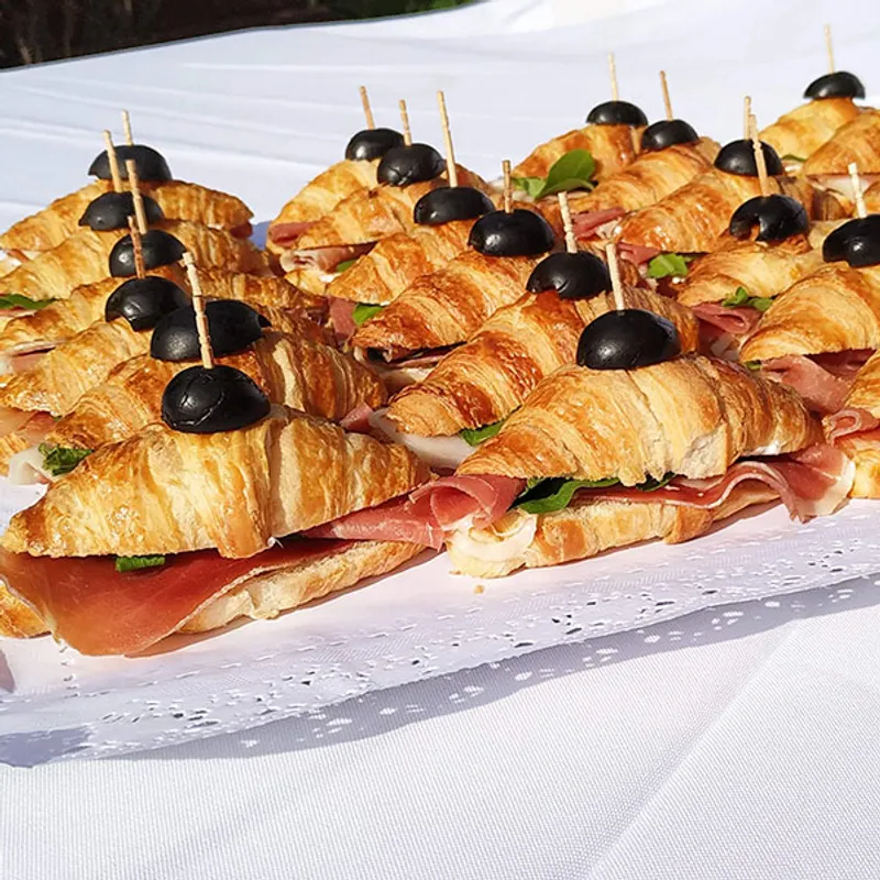 Tapaditos en mini croissant 20 un. Tapaditos en mini croissant 20 un.