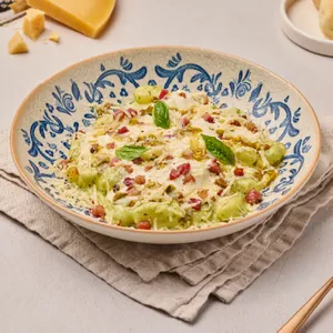 Gnocchi pesto y tocineta