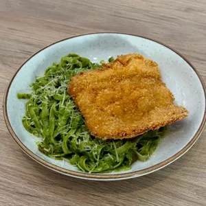 Fetuccini al pesto con milanesa de pollo