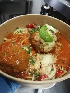 Albóndigas en salsa con spaguetti