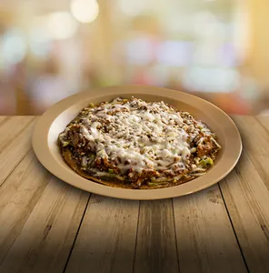 Sope con quesillo y guisado