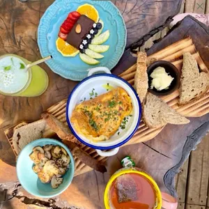 Brunch del campo vegetariano té o café orgánico + jugo natural 200 ml.