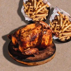 Pollo a la brasa con 2 guarniciones