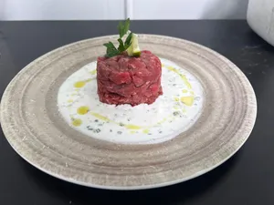 Crudo Filete Salsa Griega