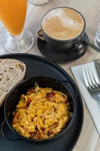 CAUSEO DE HUEVOS REVUELTOS