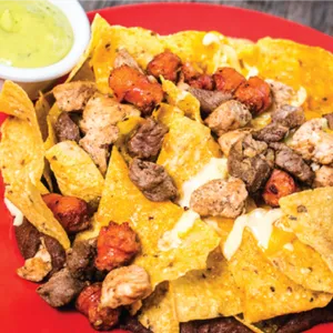 Nachos con queso y proteina