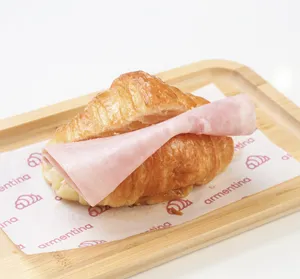 Medialuna rellena de jamon