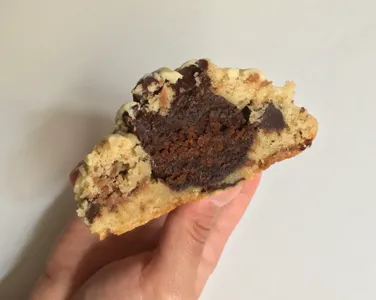 6 galletotas de chispas de chocolate con relleno de brownie