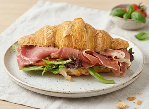 Nuevo! Sándwich Croissant Serrano Mozzarella