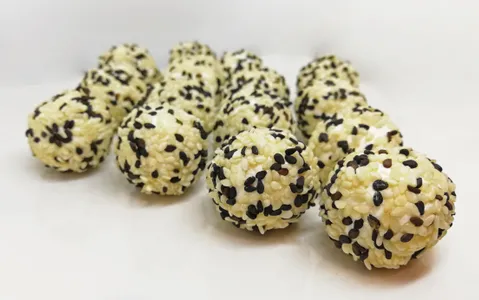 Bolitas de queso crema  sésamos y nuez