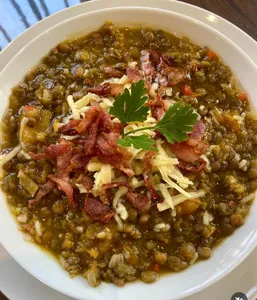 Lentejas guisadas con tocino + entrada y postre.