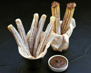 5 Churros españoles + 2 Churros Rellenos + 1 Salsa