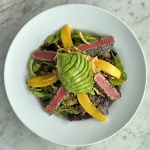 Ensalada de atún y mango