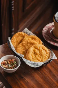 Sopaipillas Fritas con Pebre
