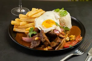 Lomo saltado anticuchero